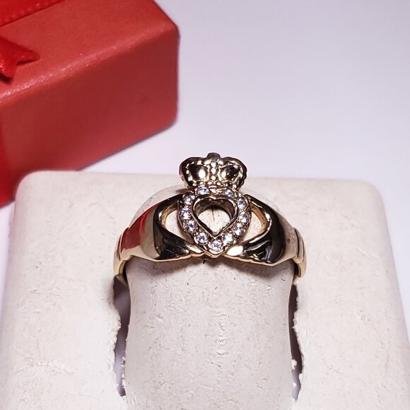 Vintage .15cttw Rd CZ Heart Top 9Kt Y/Gold Lds or Gnts Claddagh S-8.5 Ring#23789